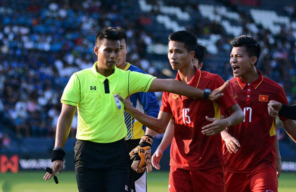 Xuân Trường ngăn đồng đội phản ứng trọng tài